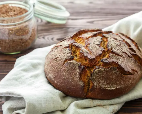 Pan de trigo sarraceno recién horneado, listo para disfrutar. Descubre la receta perfecta para un pan rústico y delicioso.