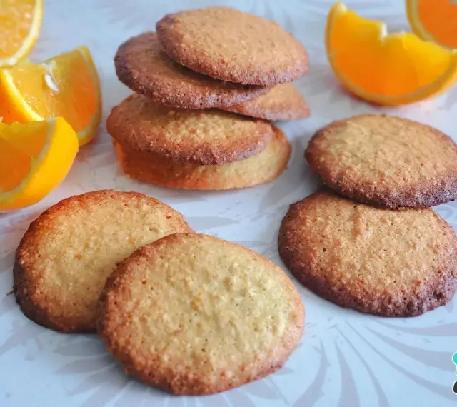 Galletas de avena doradas y crujientes, acompañadas de gajos de naranja fresca. Un postre perfecto para disfrutar en cualquier momento.