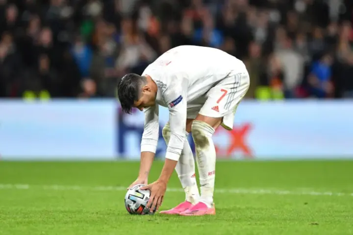 Jugador español se prepara para lanzar un penalti. Estrategia y azar en el juego de penaltis: qué es real.