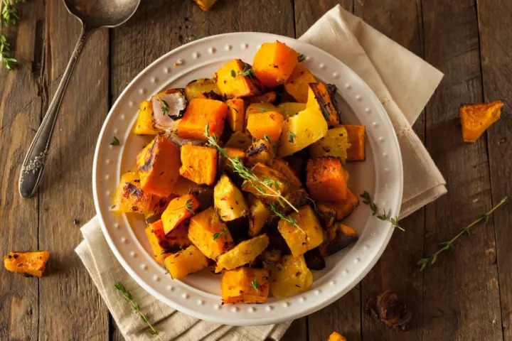 Plato de calabaza asada con hierbas, una opción deliciosa y baja en alimentos histamina.
