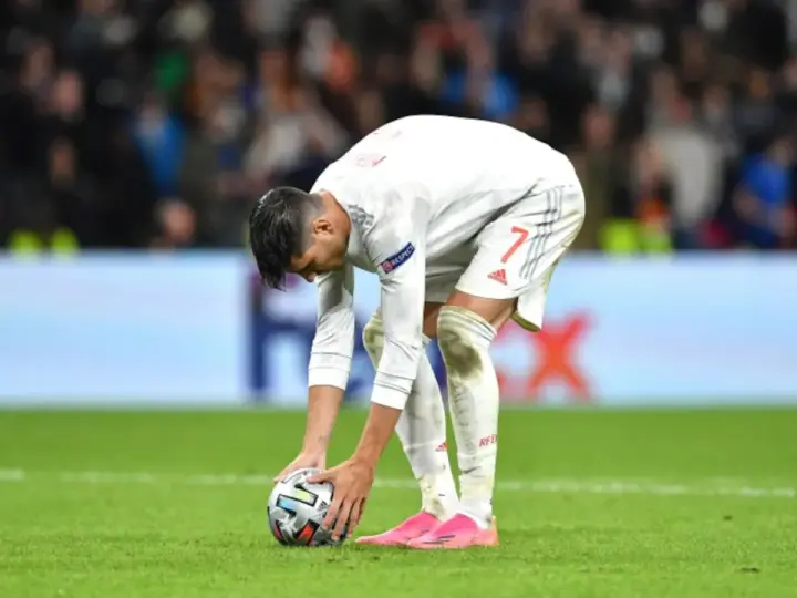 Jugador español se prepara para lanzar un penalti. Estrategia y azar en el juego de penaltis: qué es real.