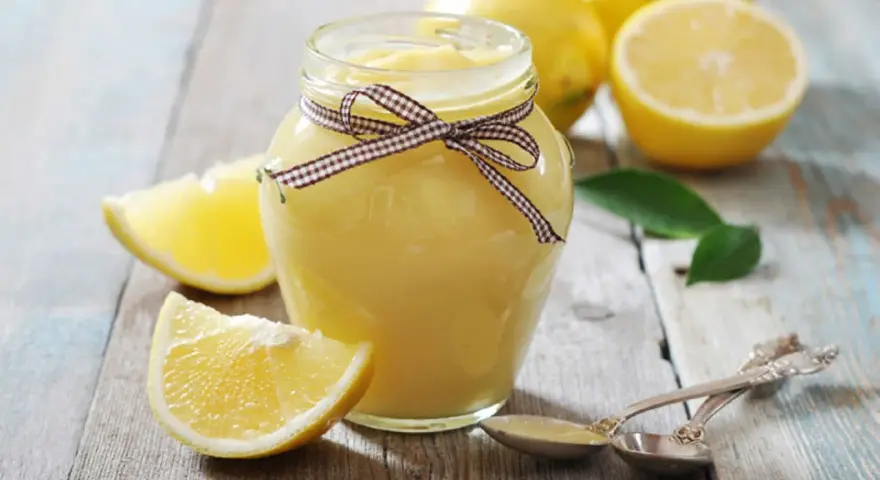 Tarro de lemon curd, perfecto para rellenar tartas, bizcochos o disfrutar sobre tostadas.