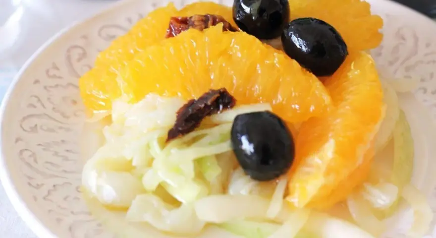Delicioso remojón granadino con gajos de naranja, aceitunas negras y cebolla tierna.