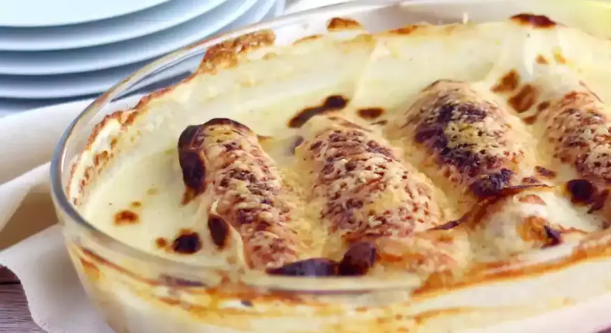 Endivias gratinadas en salsa bechamel, un clásico de las endivias recetas, con queso dorado y burbujeante.