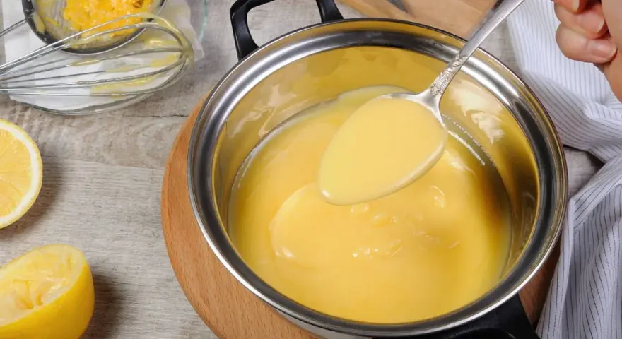 Cremosa crema de limón para relleno, lista para usar en postres. Se ve deliciosa y fresca.