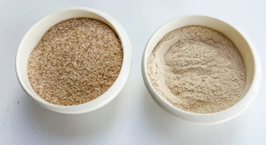 Dos recipientes blancos con psyllium: uno con cáscaras y otro en polvo. Descubre qué es el psyllium.