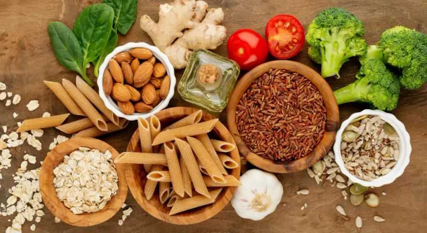 Alimentos como almendras, avena, brócoli y semillas son fuentes de fitoestrógenos naturales.