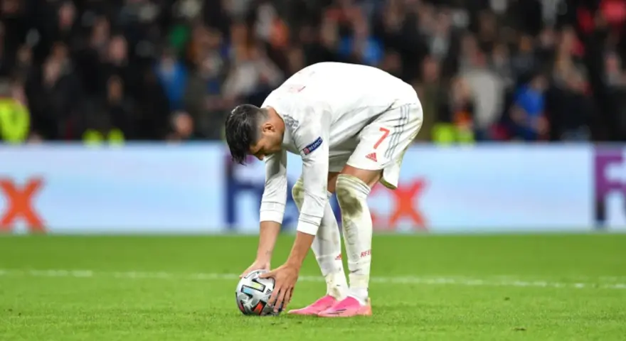 Jugador español se prepara para lanzar un penalti. Estrategia y azar en el juego de penaltis: qué es real.