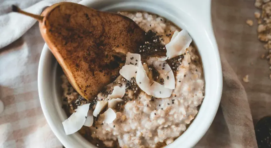 Un delicioso porridge que es avena cremosa con pera, coco rallado y semillas de chía.