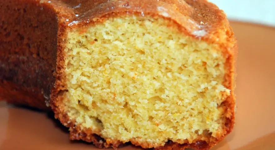 Bizcocho de naranja esponjoso, perfecto para aprender cómo hacer un bizcocho de naranja casero.