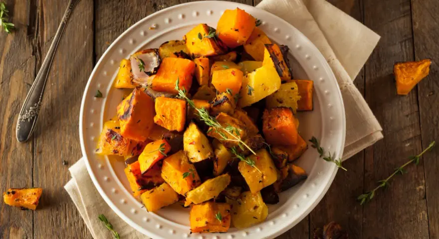 Plato de calabaza asada con hierbas, una opción deliciosa y baja en alimentos histamina.