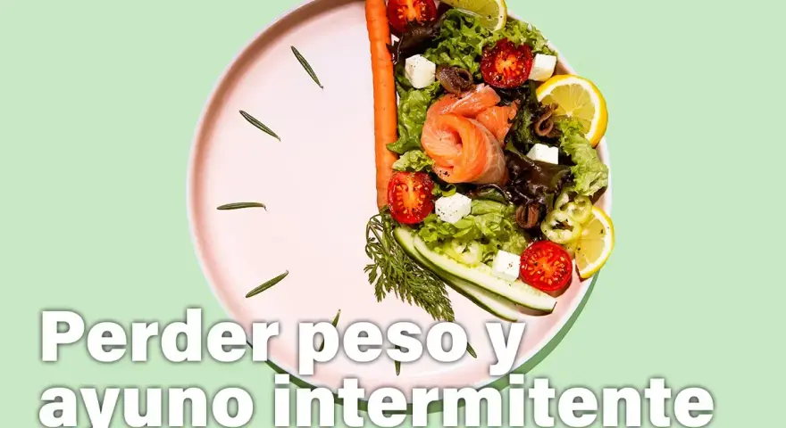 Plato con ensalada y salmón, simulando un reloj, ideal para aprender como hacer el ayuno intermitente para bajar de peso.