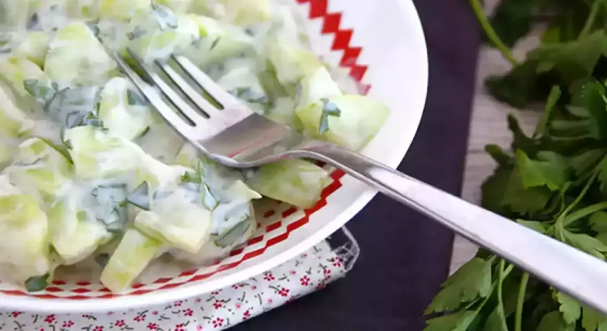 Deliciosa ensalada de pepino y yogur, cremosa y refrescante, con un toque de hierbas frescas.