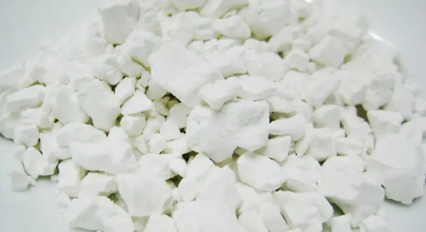 Montón de trozos blancos y polvorientos. ¿Kuzu qué es? Podría ser almidón o un ingrediente para espesar.