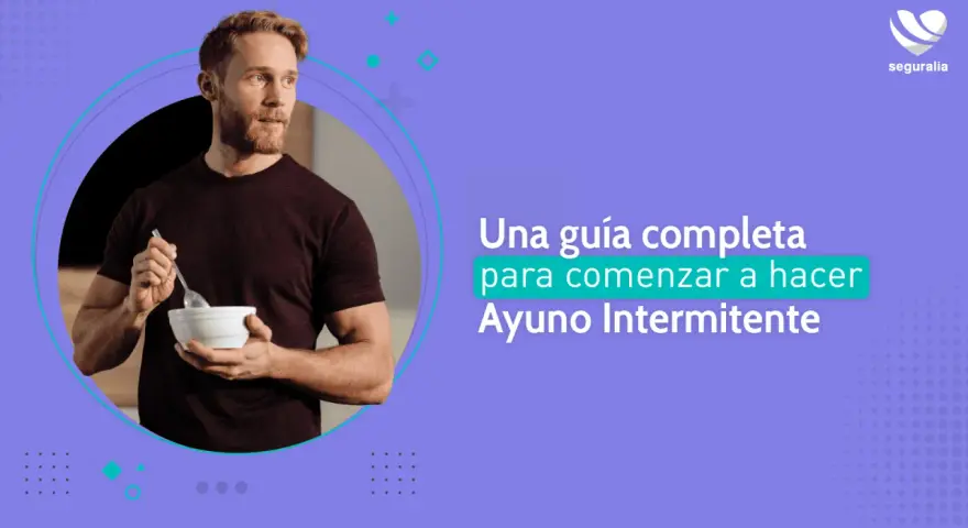 Hombre con tazón y cuchara, listo para su primera comida tras 17 horas de ayuno. Guía completa para Ayuno Intermitente.