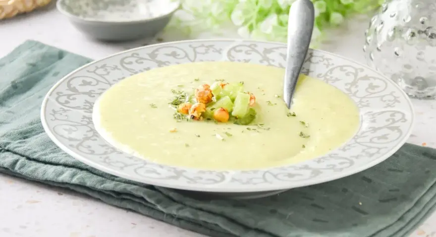 Crema de apio suave y cremosa, decorada con trocitos de apio fresco y garbanzos crujientes. Un plato reconfortante y lleno de sabor.
