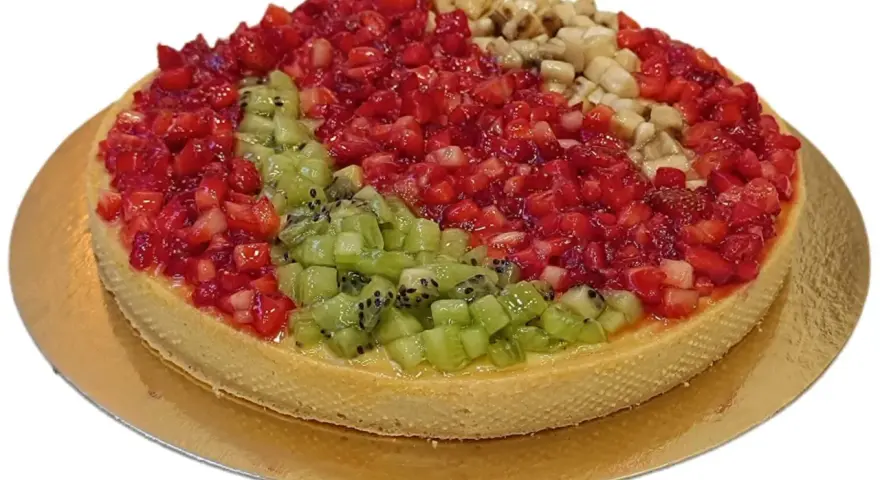 Deliciosas tartas de frutas con fresas, kiwi y plátano, cubiertas de gelatina brillante.