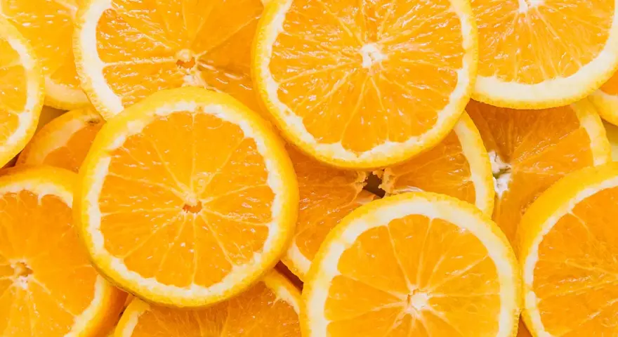 Rodajas de naranja vibrantes, llenas de vitamina C, dispuestas en un patrón apetitoso.