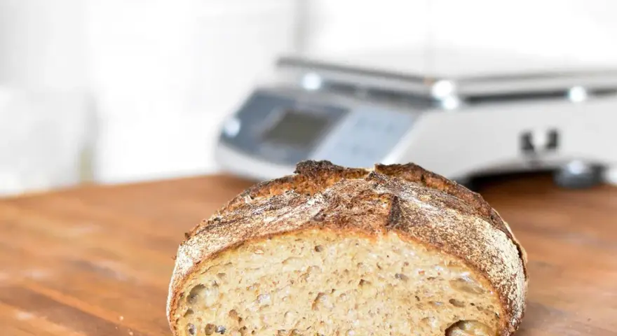 Pan artesanal de masa madre, perfecto para quienes buscan que pan no tiene gluten. Su corteza dorada y miga aireada invitan a probarlo.