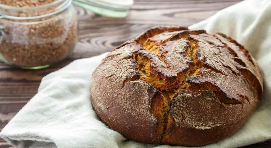 Pan de trigo sarraceno recién horneado, listo para disfrutar. Descubre la receta perfecta para un pan rústico y delicioso.