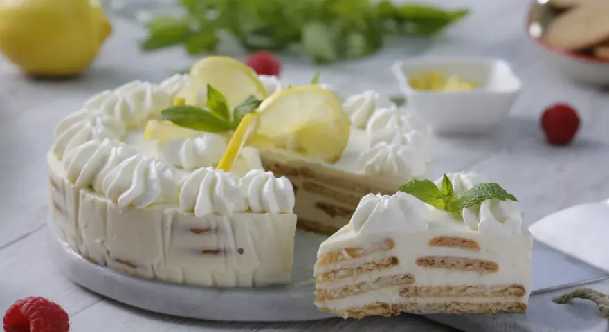 La mejor tarta de limón con leche condensada, decorada con crema batida, rodajas de limón y menta. ¡Un postre refrescante y delicioso!