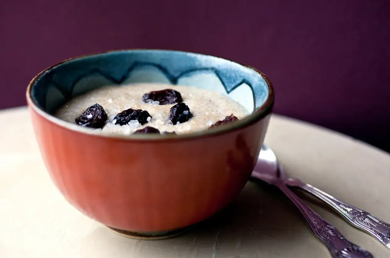 Un tazón de amaranto que es un cereal nutritivo, con pasas y cristales de azúcar, listo para disfrutar.