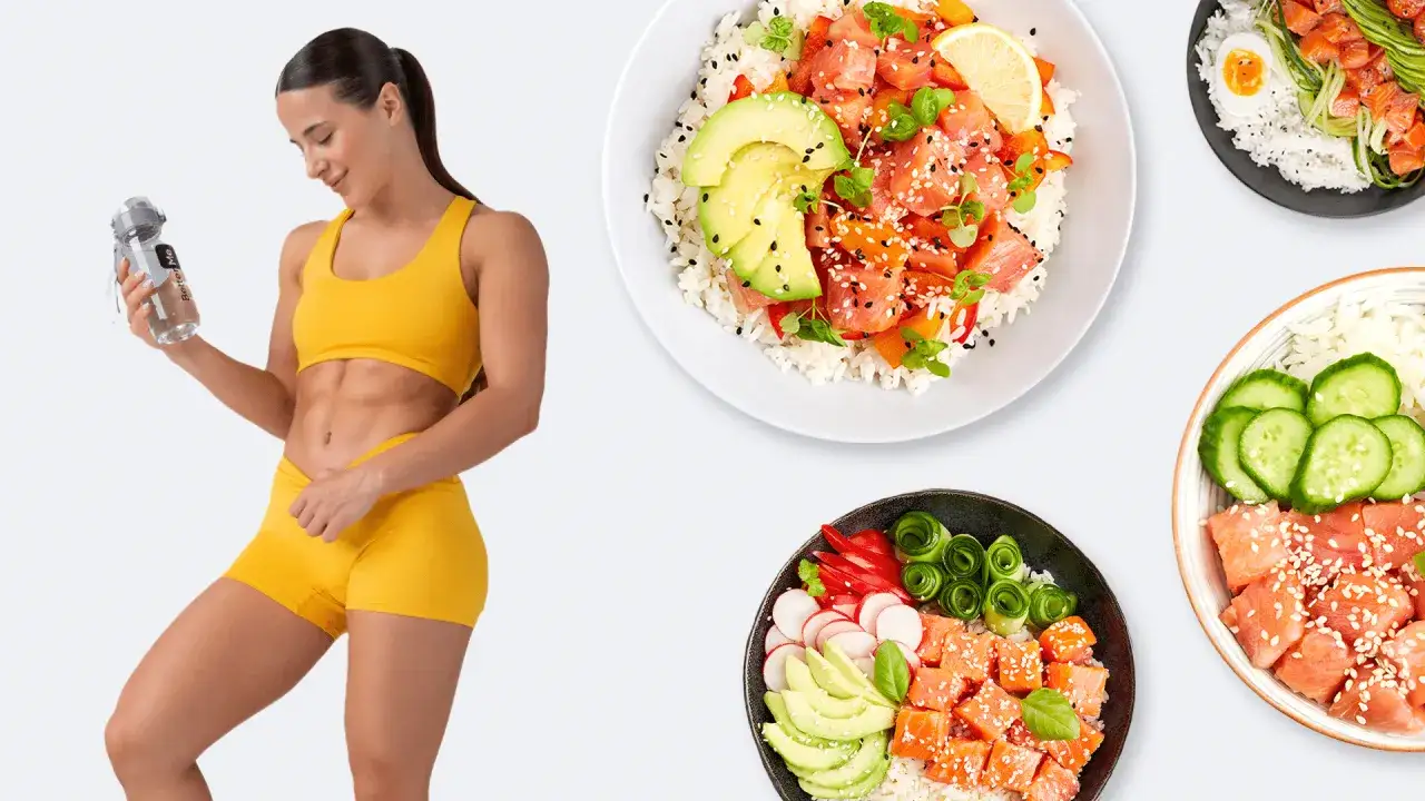 Mujer atl&eacute;tica con botella de agua, rodeada de bowls de poke con salm&oacute;n, aguacate y arroz. Ideal para un estilo de vida saludable tras 17 horas de ayuno.