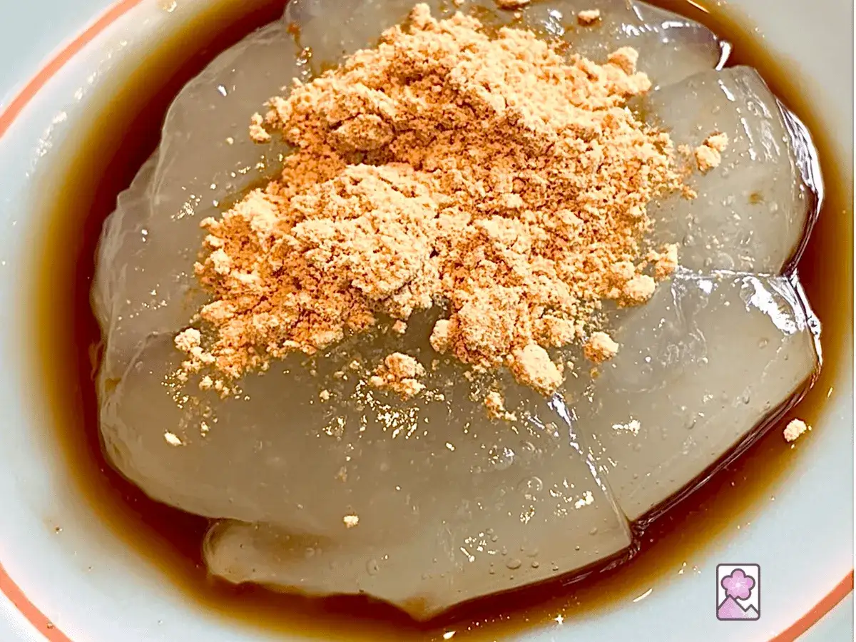 Postre translúcido con polvo marrón encima, sus kuzu propiedades lo hacen refrescante.