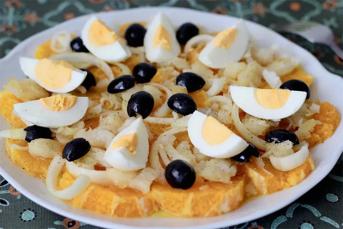 Delicioso remoj&oacute;n granadino con naranja, bacalao desmigado, huevo duro, aceitunas negras y cebolla.