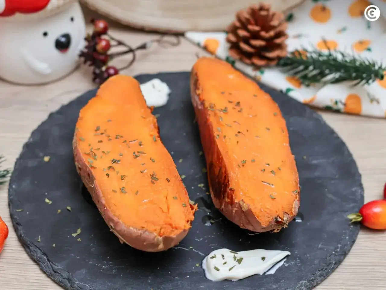 Dos mitades de boniato al horno, tiernas y doradas, con hierbas picadas y una cucharada de crema. Un fest&iacute;n oto&ntilde;al.