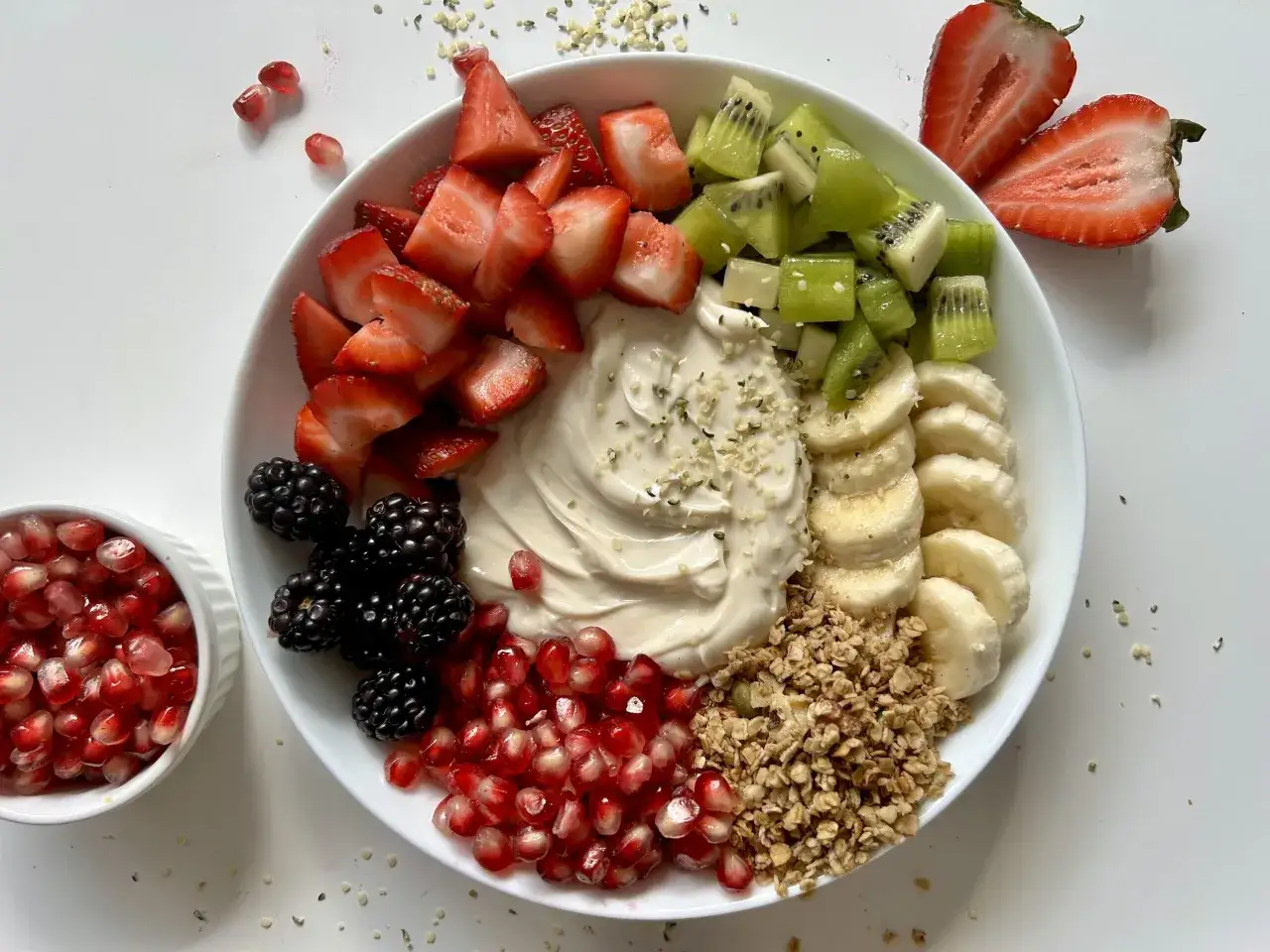 Un taz&oacute;n de yogur cremoso con trozos de fresa, kiwi, pl&aacute;tano, moras, granada y granola crujiente.