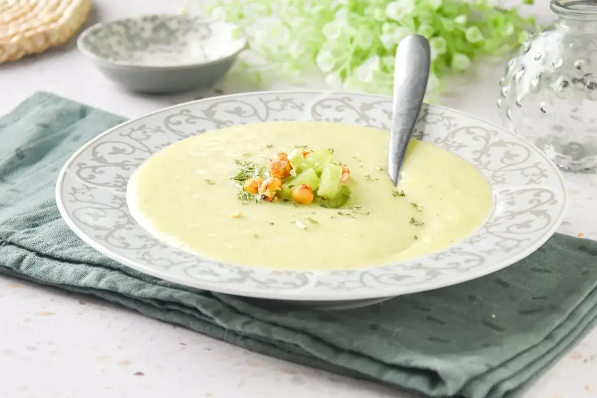 Crema de apio suave y cremosa, decorada con trocitos de apio fresco y garbanzos crujientes. Un plato reconfortante y lleno de sabor.
