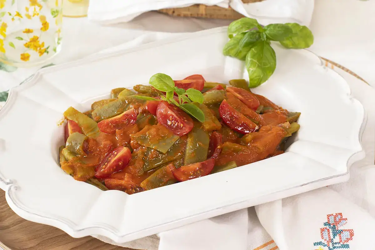Jud&iacute;as verdes guisadas con tomate y albahaca, un plato casero lleno de sabor.