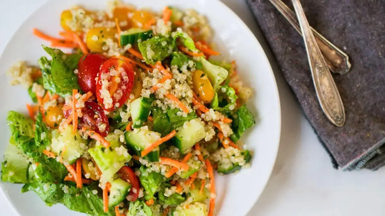 Ensalada fresca con quinoa, tomates, pepino y zanahoria rallada. Una opci&oacute;n saludable y deliciosa para saber qu&eacute; es la quinoa.
