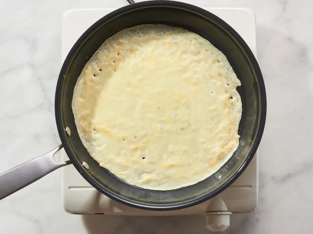 Crepes sin huevo dor&aacute;ndose en sart&eacute;n. Perfectos para un desayuno o postre ligero.