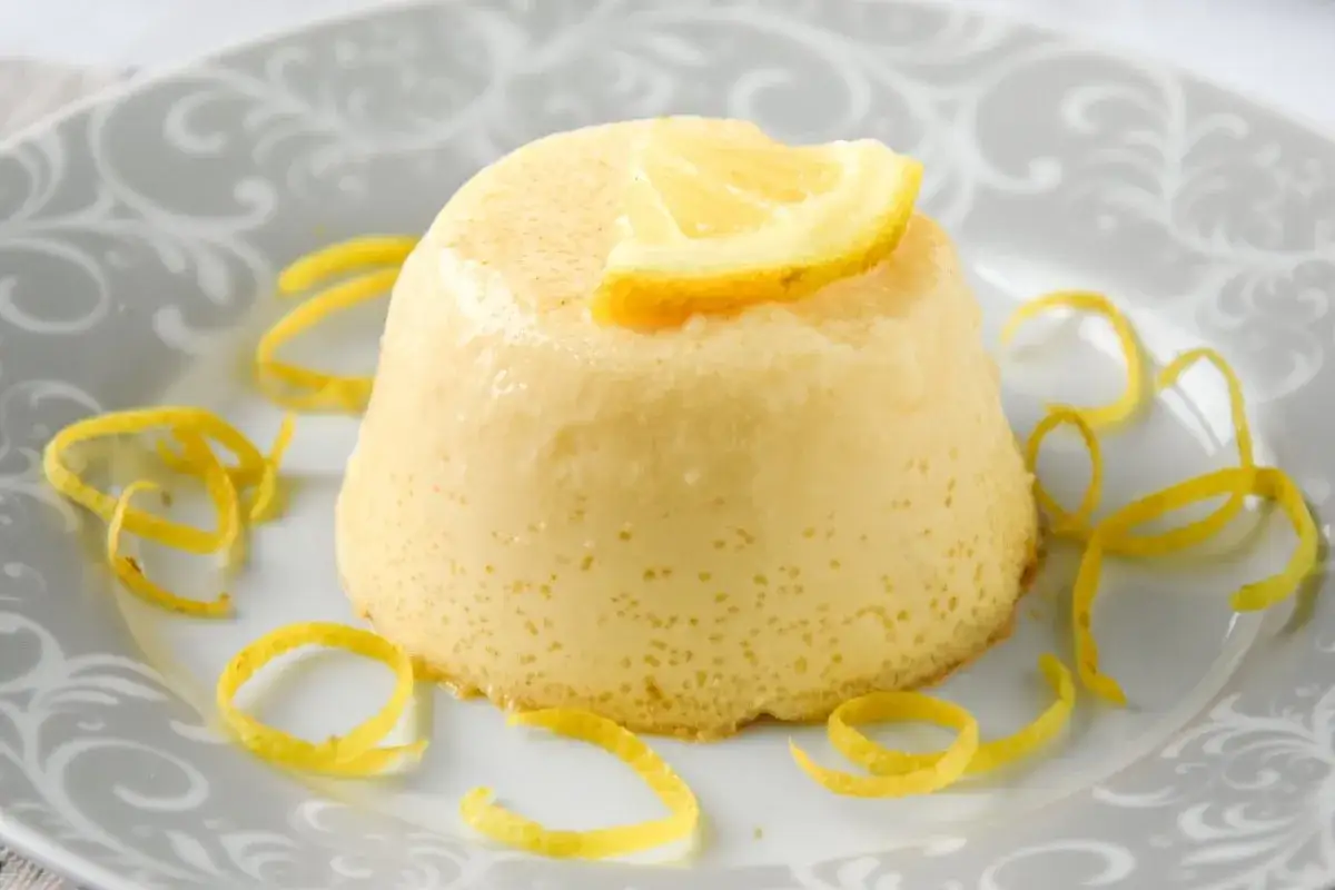 Delicioso flan de lim&oacute;n, coronado con una rodaja de lim&oacute;n y decorado con c&aacute;scara de lim&oacute;n en espiral.