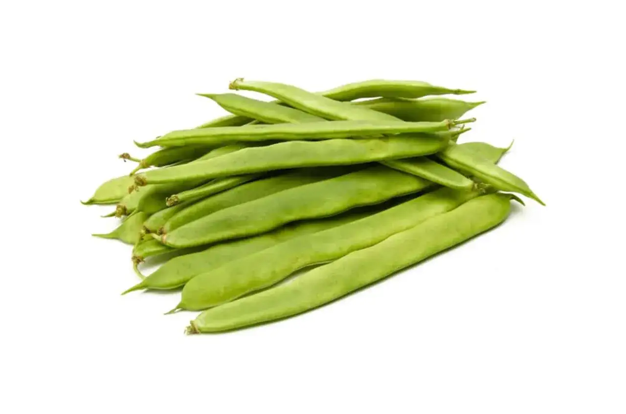 Un mont&oacute;n de jud&iacute;as verdes frescas y vibrantes, listas para a&ntilde;adir color y sabor a cualquier plato.