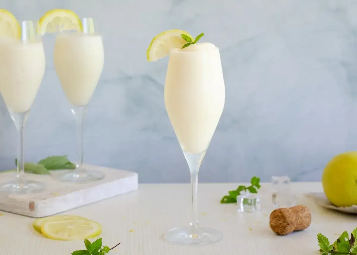 Refrescante sorbete de lim&oacute;n en copas elegantes, decorado con rodajas de lim&oacute;n y menta. Ideal para un d&iacute;a caluroso.