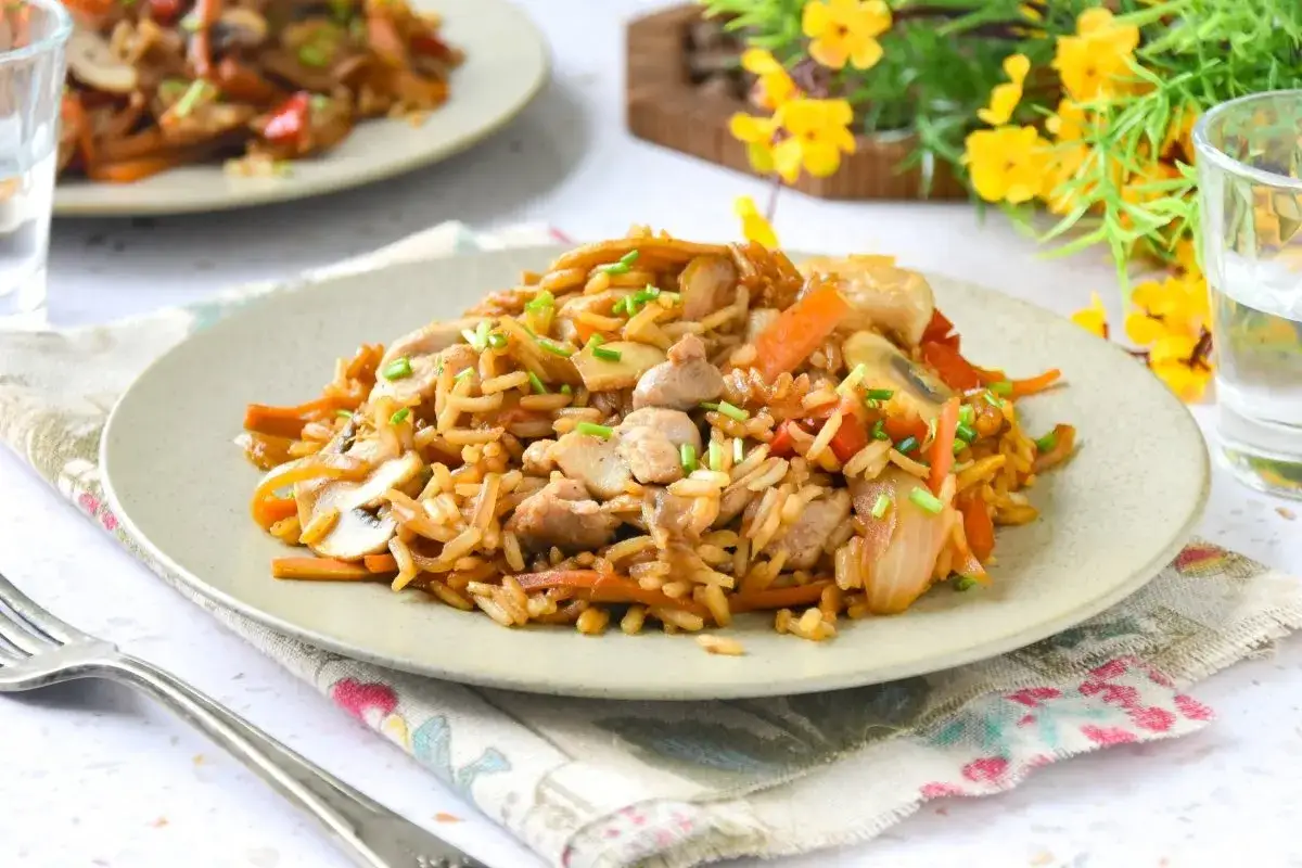 Un delicioso wok de verduras y arroz con trozos de pollo y champi&ntilde;ones, espolvoreado con cebollino fresco.