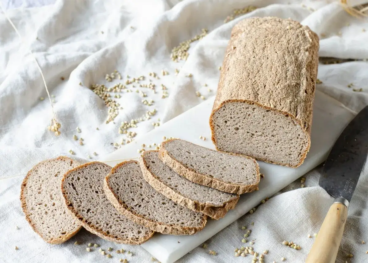 Pan de trigo sarraceno casero, perfecto para tu próxima receta. Rebanadas rústicas y un aroma delicioso.