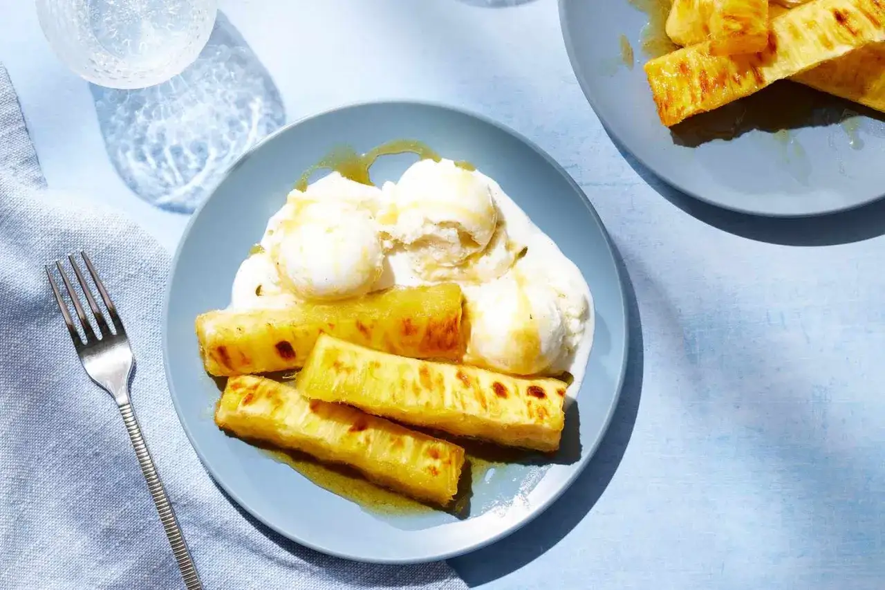 Deliciosa pi&ntilde;a a la plancha con helado cremoso, ba&ntilde;ada en un sirope dorado. Un postre tropical perfecto.