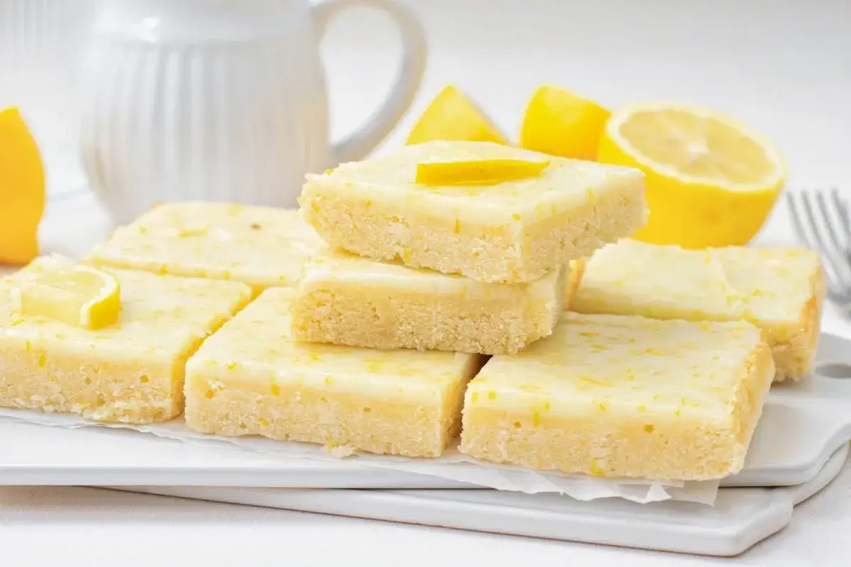 Deliciosos brownie de lim&oacute;n, con una capa superior glaseada y ralladura de lim&oacute;n.