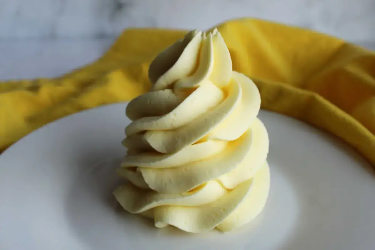 Delicioso frosting de lim&oacute;n, con forma de espiral, sobre un plato blanco.