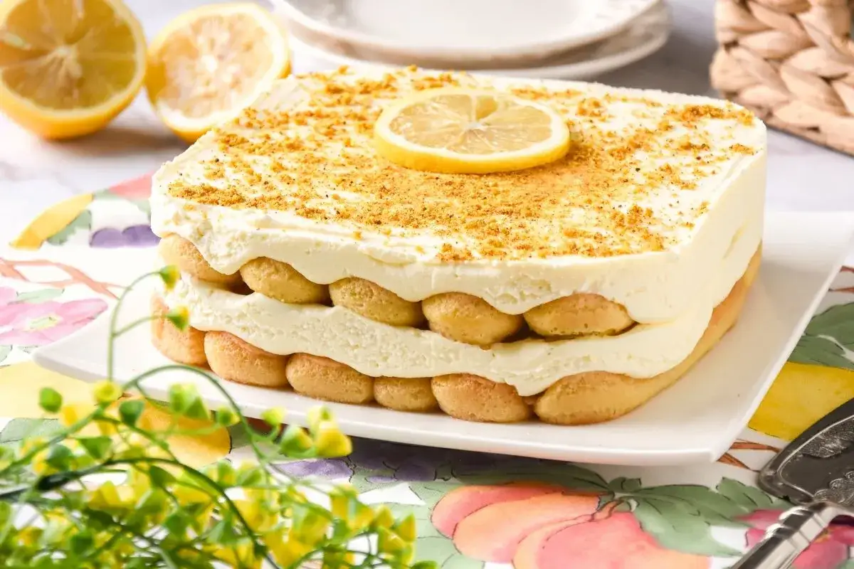Delicioso tiramis&uacute; de lim&oacute;n, con capas de bizcochos de soletilla y crema suave, coronado con ralladura y una rodaja de lim&oacute;n.