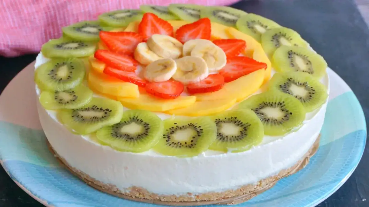 Tarta de frutas fresca y colorida, decorada con rodajas de kiwi, fresas, pl&aacute;tano y mango. &iexcl;Una delicia visual y gustativa!