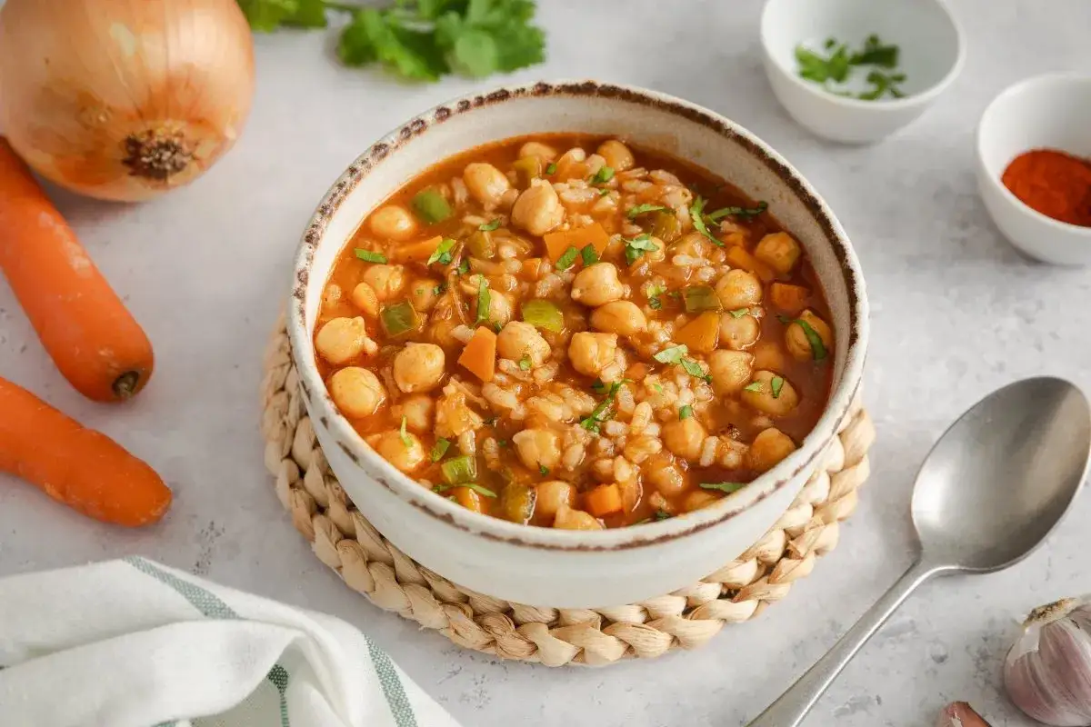 Un taz&oacute;n de guiso reconfortante con garbanzos, arroz y verduras. Los garbanzos tienen fibra, lo que lo convierte en un plato saludable.