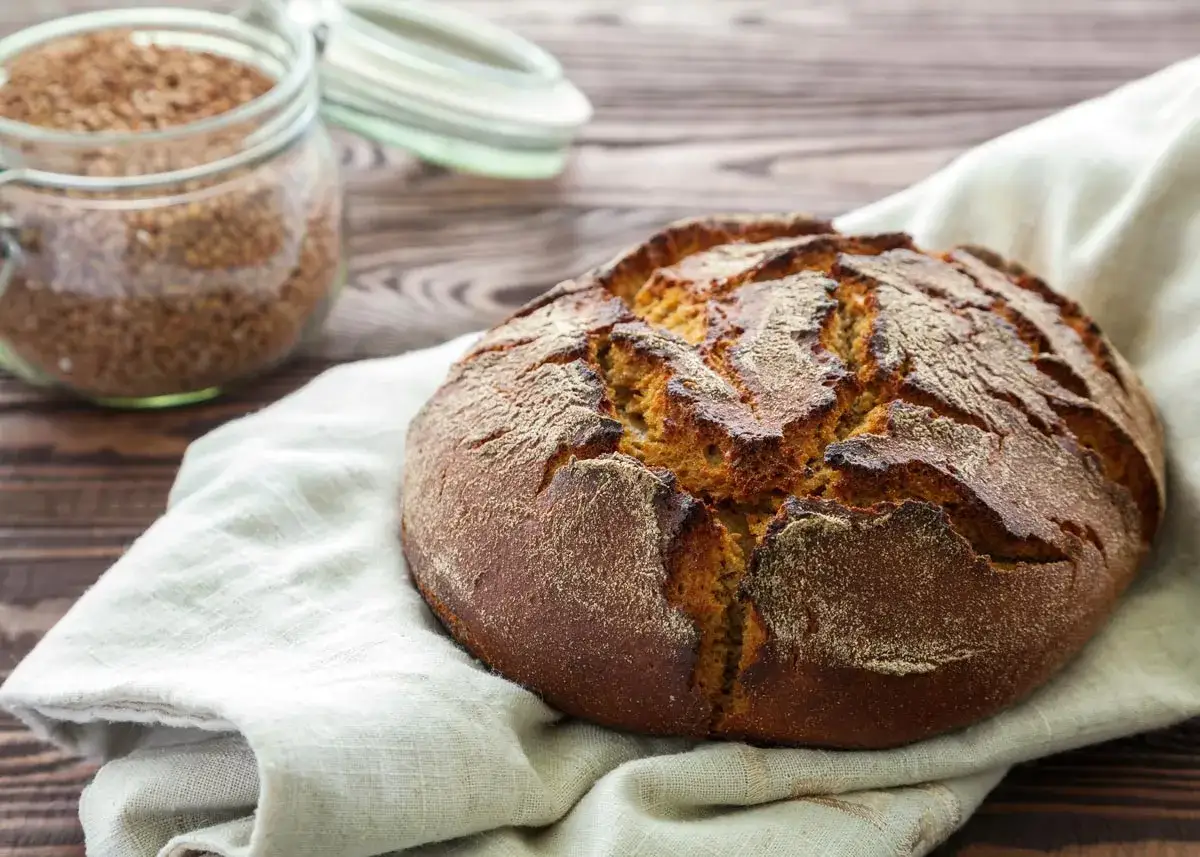 Pan de trigo sarraceno casero, listo para disfrutar. Una receta deliciosa y saludable.