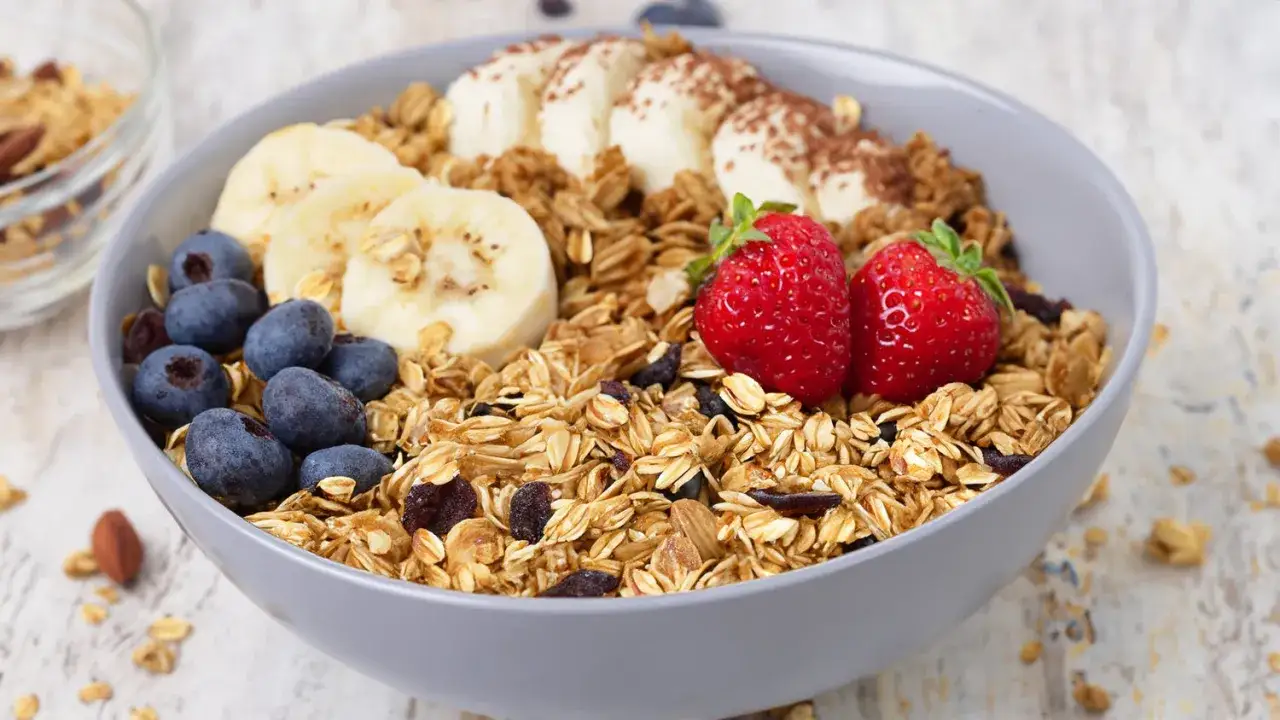 Un delicioso acai bowl con granola, ar&aacute;ndanos, fresas y pl&aacute;tano.