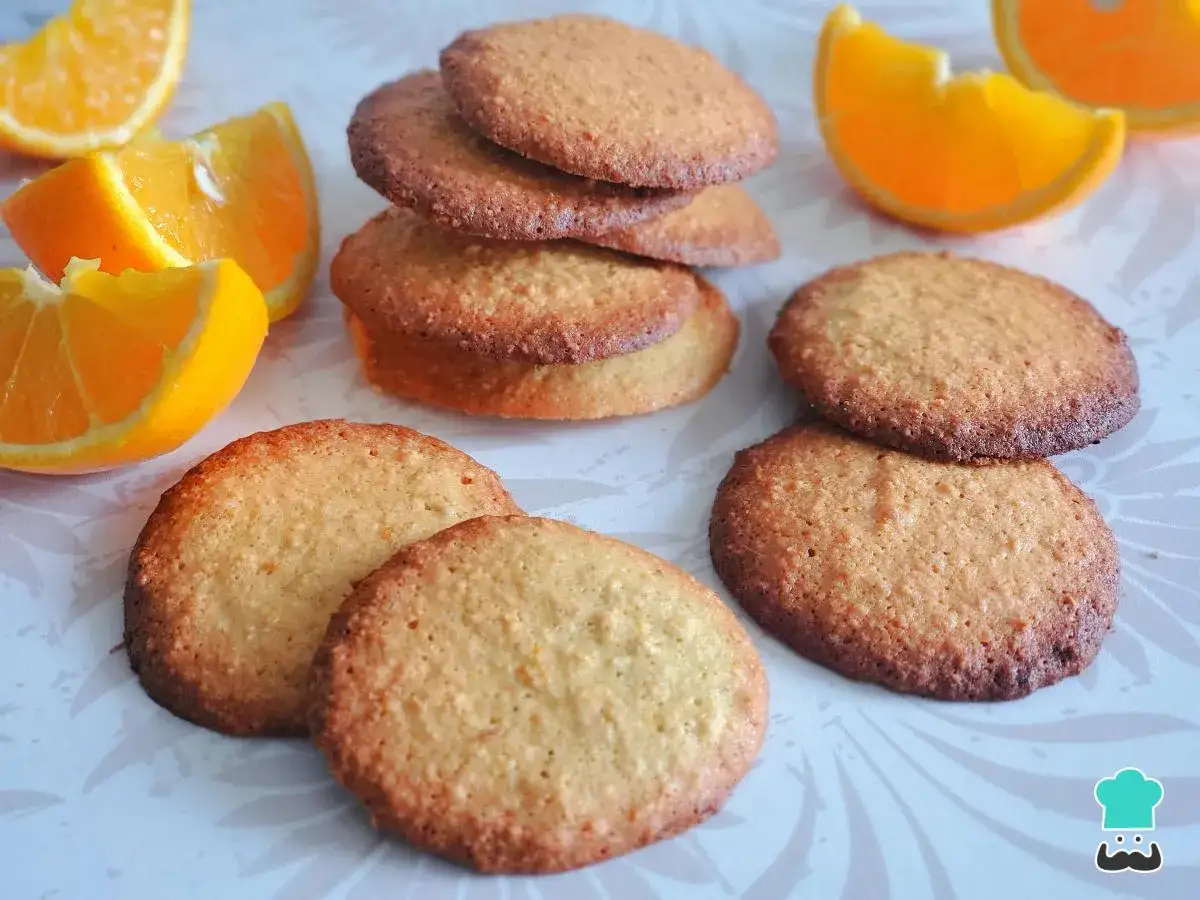 Galletas de avena doradas y crujientes, acompañadas de gajos de naranja fresca. Un postre perfecto para cualquier momento.
