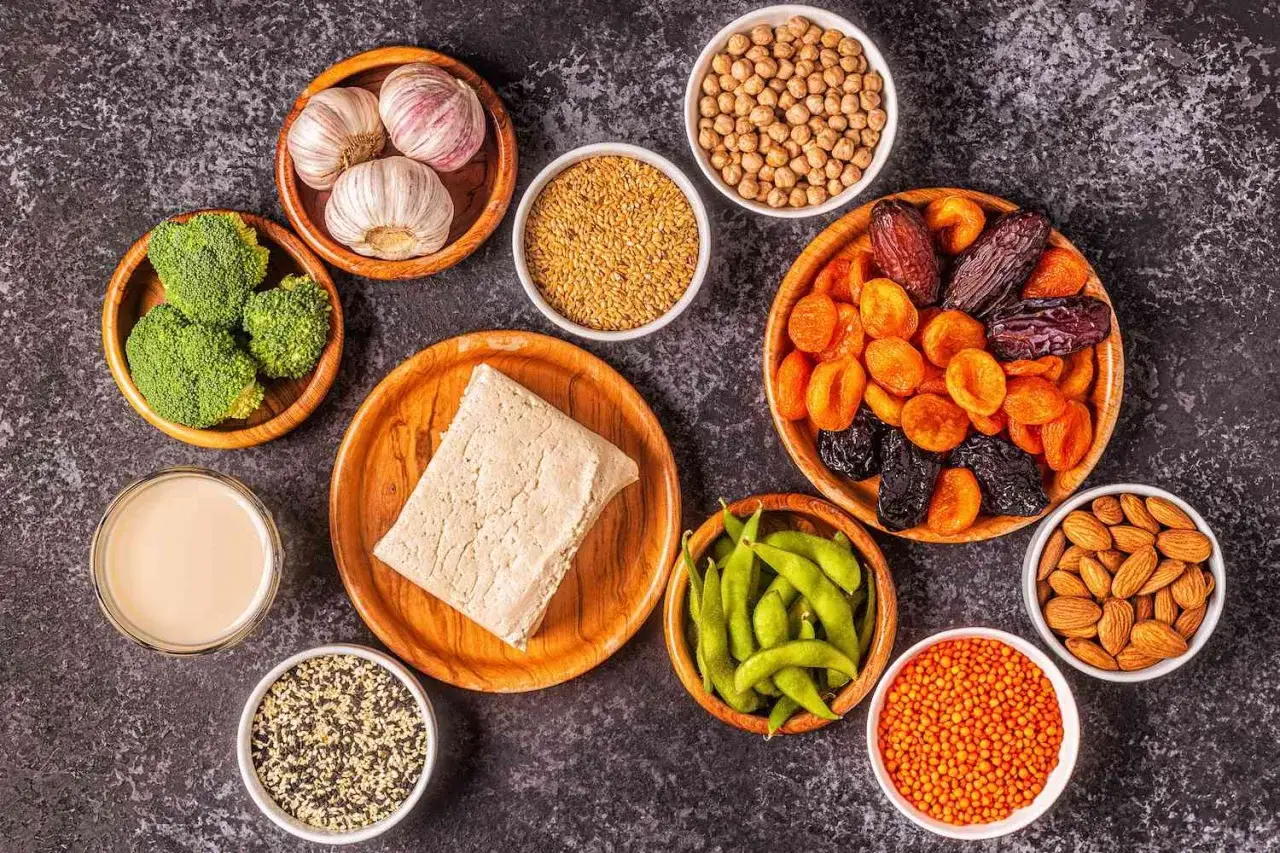 Variedad de alimentos ricos en fitoestr&oacute;genos naturales: br&oacute;coli, tofu, edamame, linaza, s&eacute;samo, almendras, lentejas, garbanzos, ajo y frutos secos.
